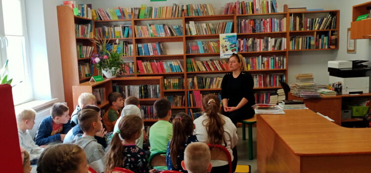 Uczniowie z Piekar w bibliotece