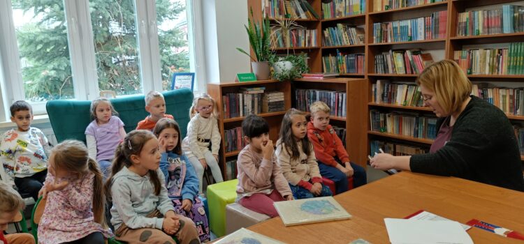 Przedszkolaki z Leśnej Polany w bibliotece