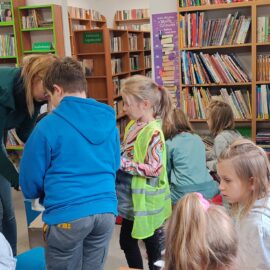 Pierwszaki ze Szkoły Podstawowej w Liszkach z wizytą w bibliotece
