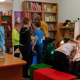 Lekcja o słownikach z udziałem uczniów z Piekar