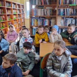 Uczniowie 2 klasy z wizytą w bibliotece