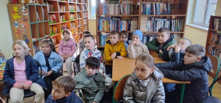 Uczniowie 2 klasy z wizytą w bibliotece